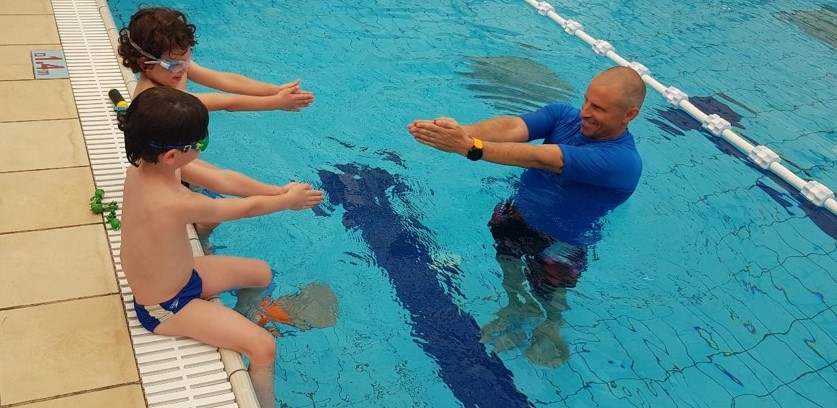 לימוד תנועת חץ בשחייה לקטנטנים